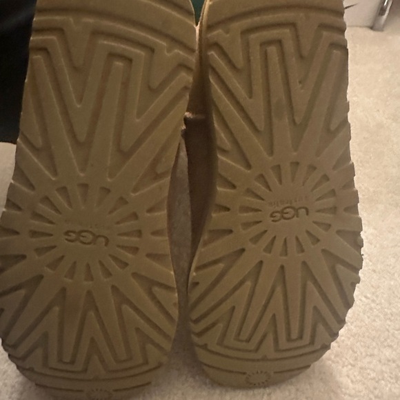 UGG Classic Short Sheepskin Boots in chestnut. Size 7 - Picture 4 of 8